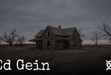 Opuštěná dřevěná farma na holém poli za soumraku ve venkovském Wisconsinu