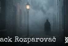 Mlhavá dlážděná ulička viktoriánského Londýna v noci, světlo plynové lampy, silueta postavy v plášti