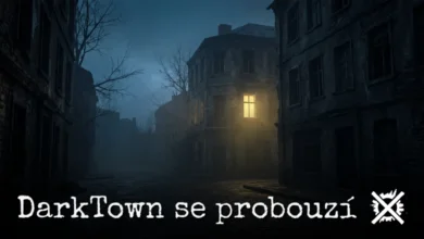 Temná zamlžená noční ulice s jediným rozsvíceným oknem