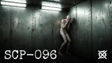Bledý vyhublý humanoid SCP-096 si zakrývá tvář rukama v ocelové cele