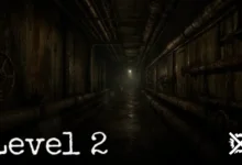 Úzký servisní tunel Backrooms Level 2 lemovaný rezavým potrubím, blikající zářivky a horký opar ve tmě