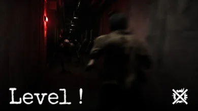 Nekonečná tmavá chodba Backrooms Level ! s rozmazaným pohybem úprku a stíny pronásledujících entit v rudém přítmí