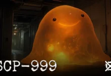 SCP-999, obrovská přátelská poloprůhledná oranžová rosolovitá bytost v šeré chodbě Nadace s teplým měkkým svitem