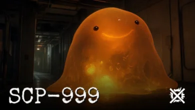 SCP-999, obrovská přátelská poloprůhledná oranžová rosolovitá bytost v šeré chodbě Nadace s teplým měkkým svitem
