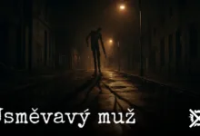 Vysoká hubená postava v ošoupaném obleku stojící v tmavé noční ulici s nepřirozeně širokým úsměvem