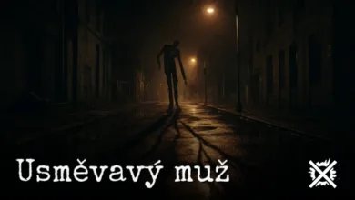 Vysoká hubená postava v ošoupaném obleku stojící v tmavé noční ulici s nepřirozeně širokým úsměvem