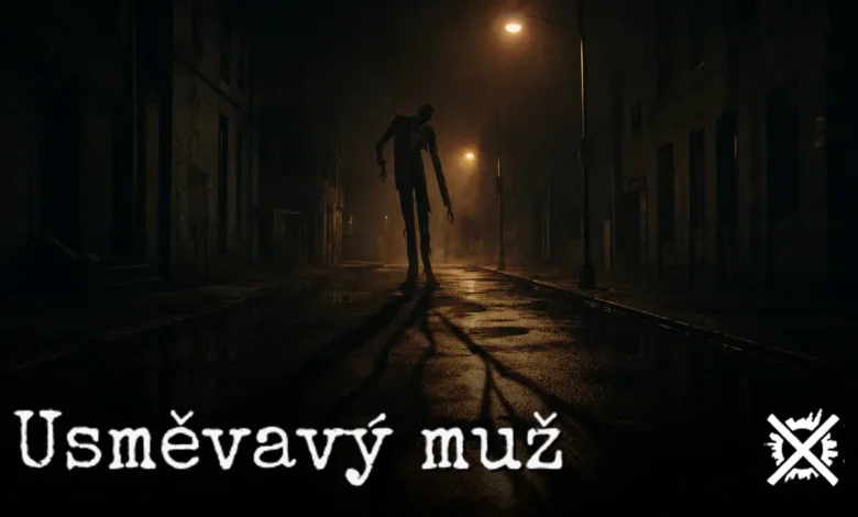 Vysoká hubená postava v ošoupaném obleku stojící v tmavé noční ulici s nepřirozeně širokým úsměvem