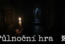 Osamělá hořící svíčka ve tmě domu a temná vysoká silueta Půlnočního muže v pozadí