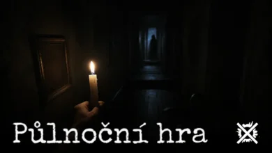 Osamělá hořící svíčka ve tmě domu a temná vysoká silueta Půlnočního muže v pozadí