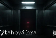 Temný prázdný výtah pozdě v noci s rudě podsvícenými tlačítky pater